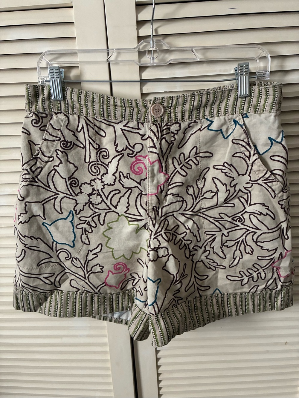 Knox Rose Cream Floral Outline High-Waist Shorts with Color Accents